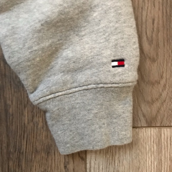 3/30$-Tommy Hilfiger heather grey sweater - Picture 3 of 5